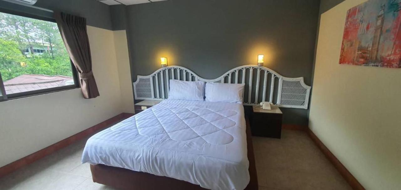 Nora Bukit Hotel Phuket Buitenkant foto